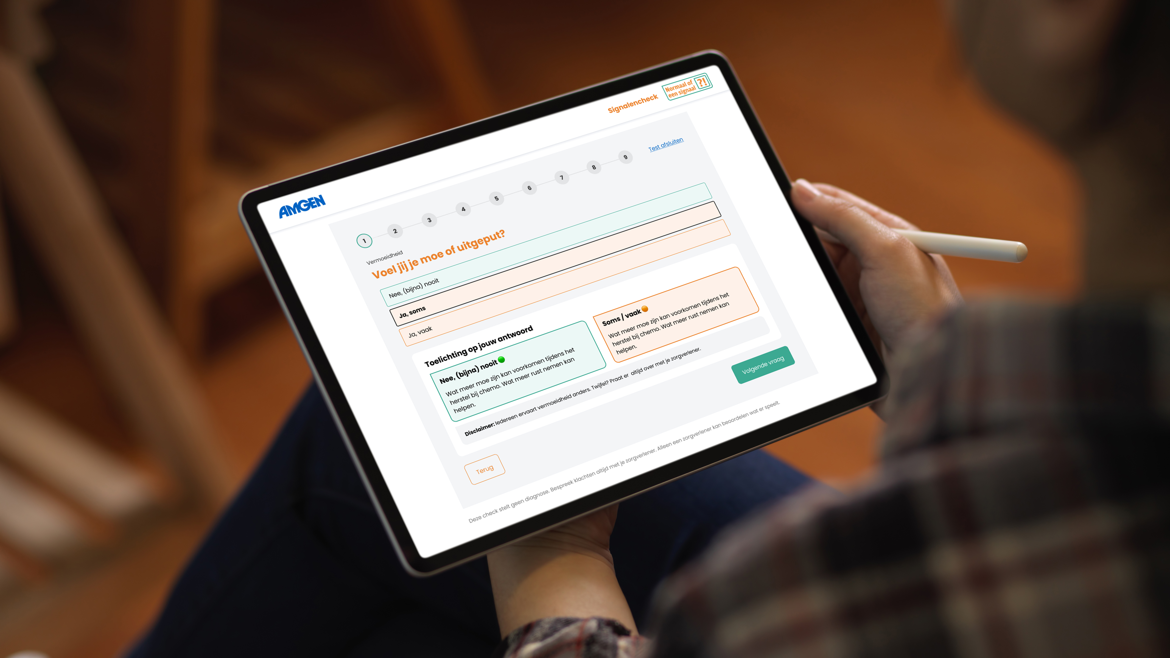 Tablet in handen van een persoon die een website bekijkt