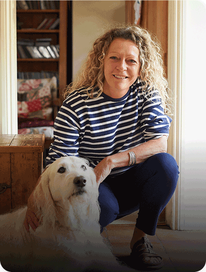Vrouw met gestreept shirt en hond in huis